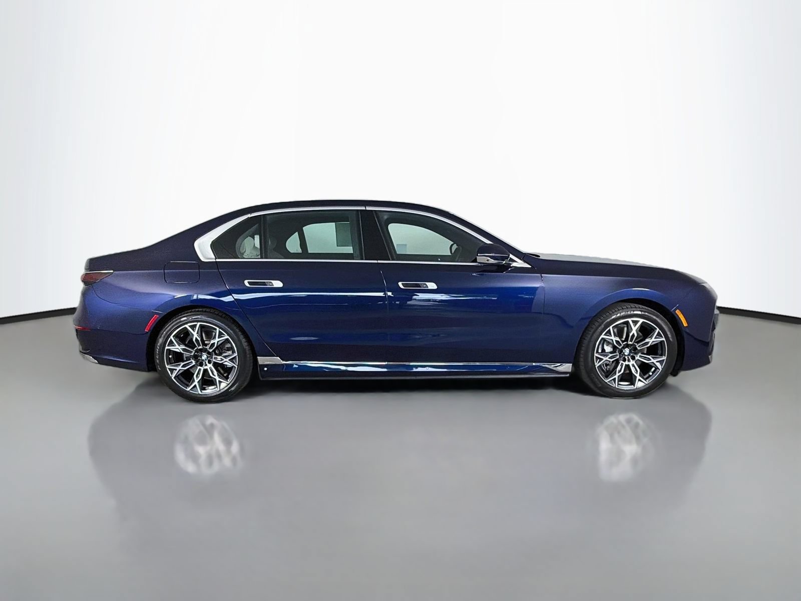 Certified 2024 BMW i7 eDrive50 w/ Executive Package RWD image 8