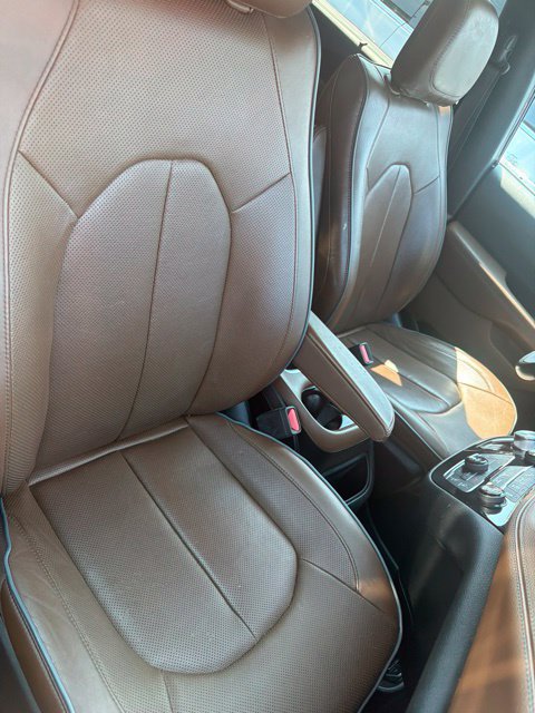 Used 2018 Chrysler Pacifica Limited w/ Tire & Wheel Group FWD image 8