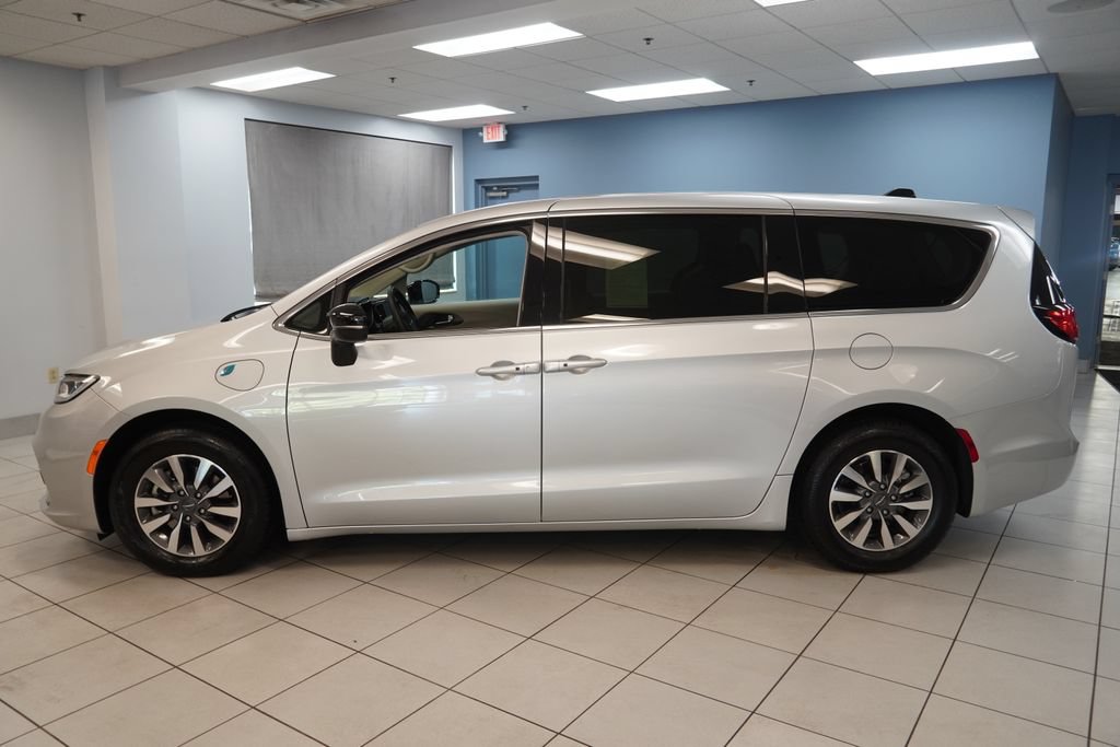 Used 2024 Chrysler Pacifica Limited FWD image 2