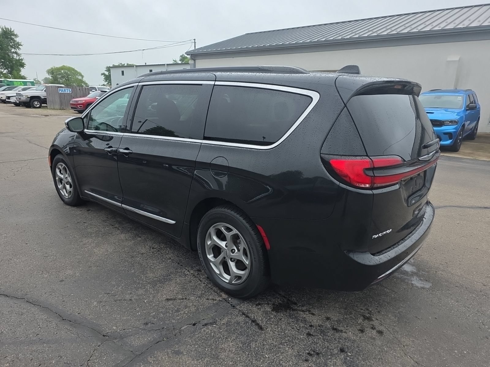 Used 2023 Chrysler Pacifica Limited FWD image 5