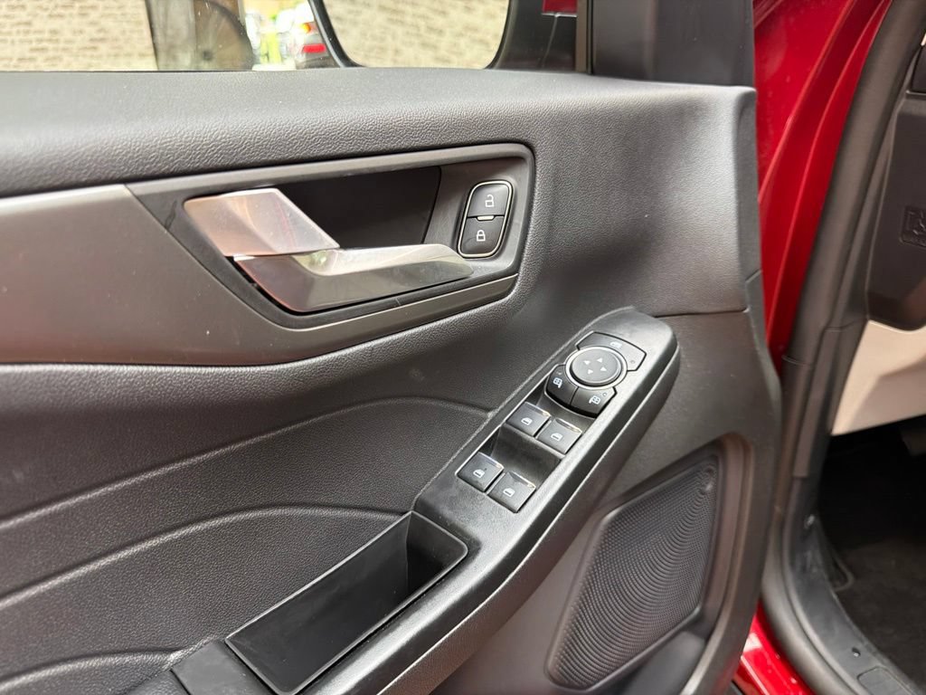Used 2025 Ford Escape SE FWD image 19