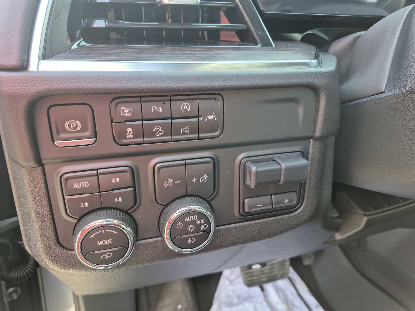 Used 2025 Chevrolet Tahoe Z71 w/ Z71 Off-Road Package image 16