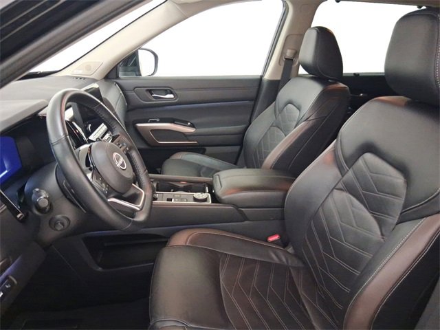Used 2024 Nissan Pathfinder Platinum w/ Black Appearance Package image 12