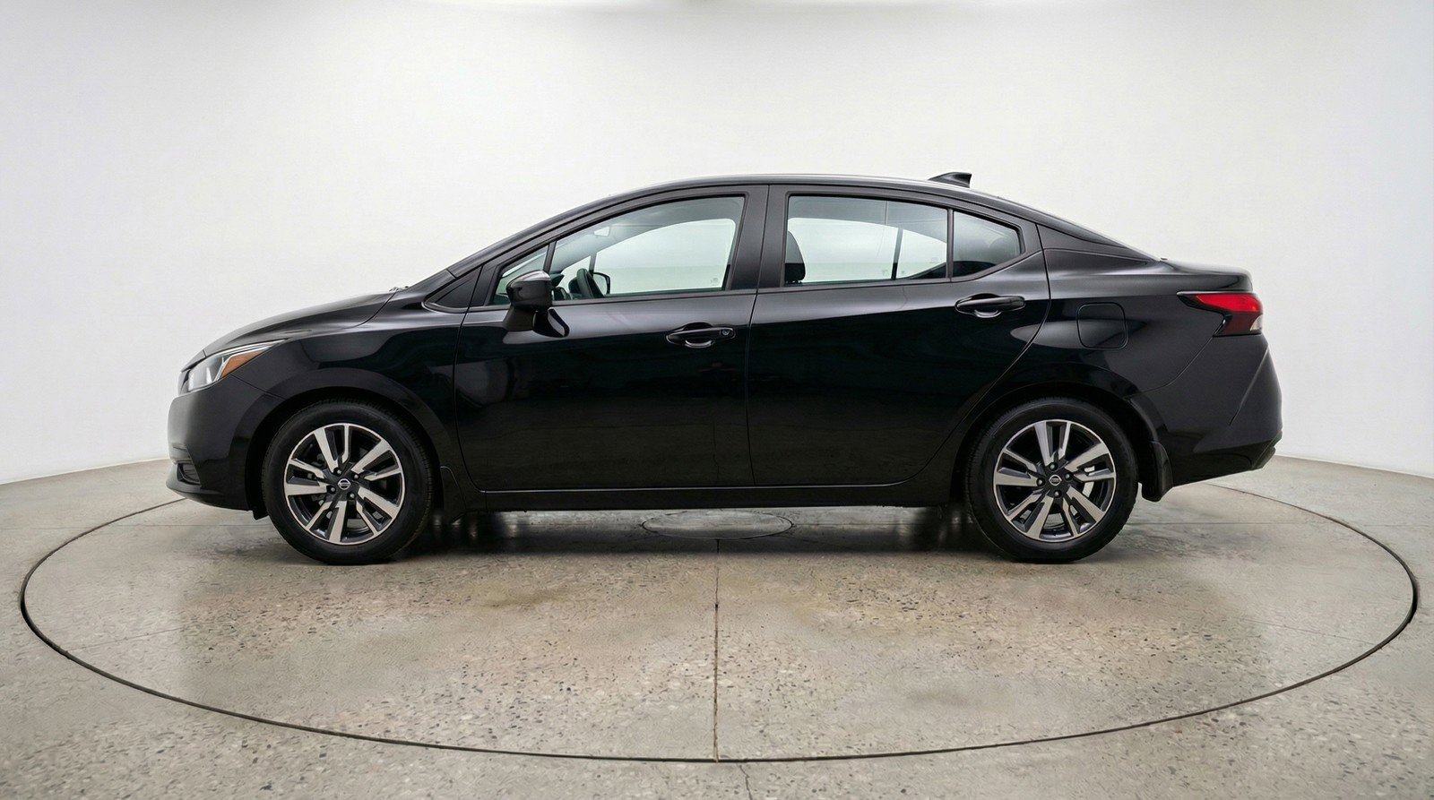 Used 2025 Nissan Versa SV image 5