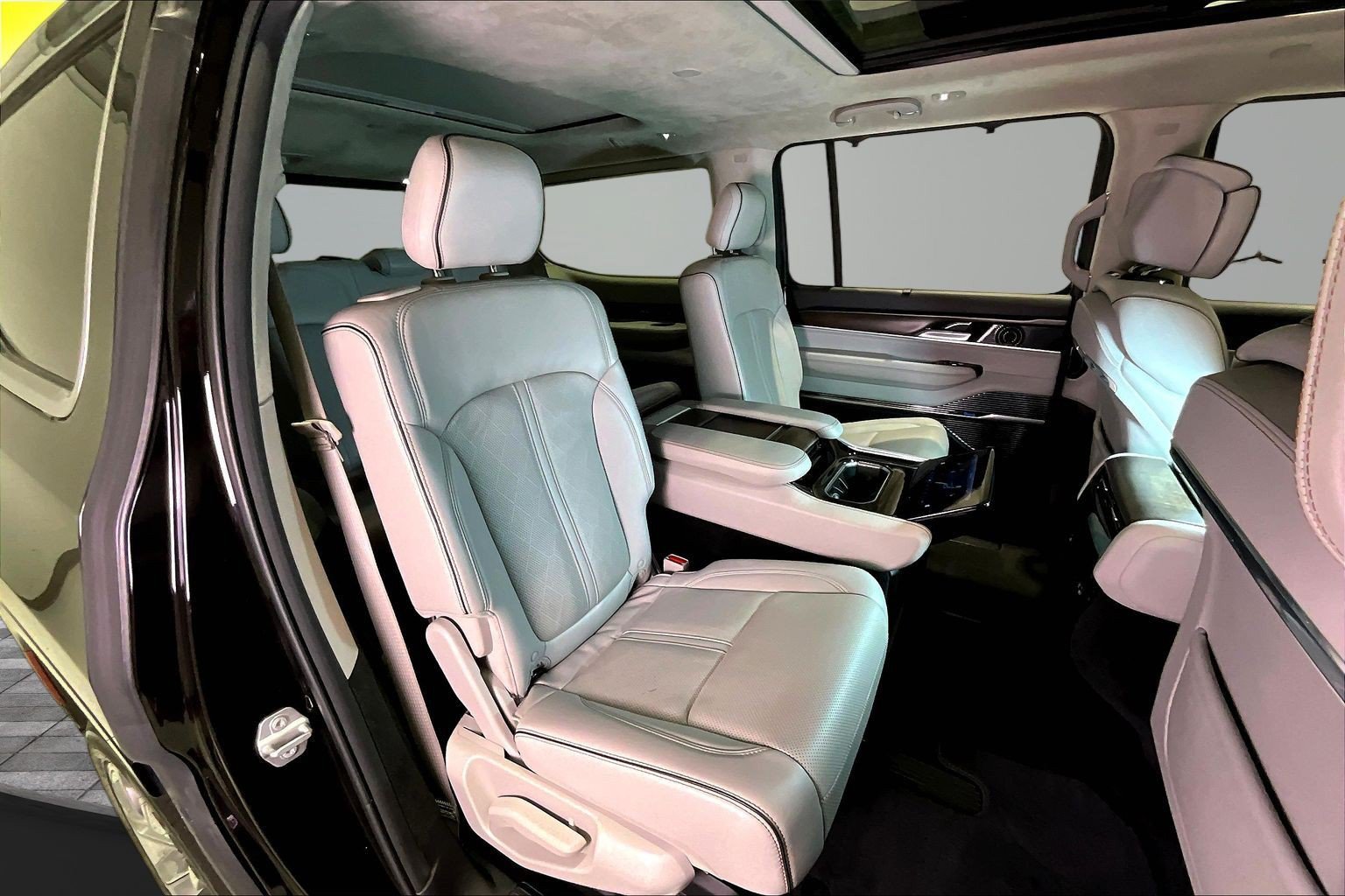 Used 2023 Jeep Grand Wagoneer Series II AWD/4WD image 25