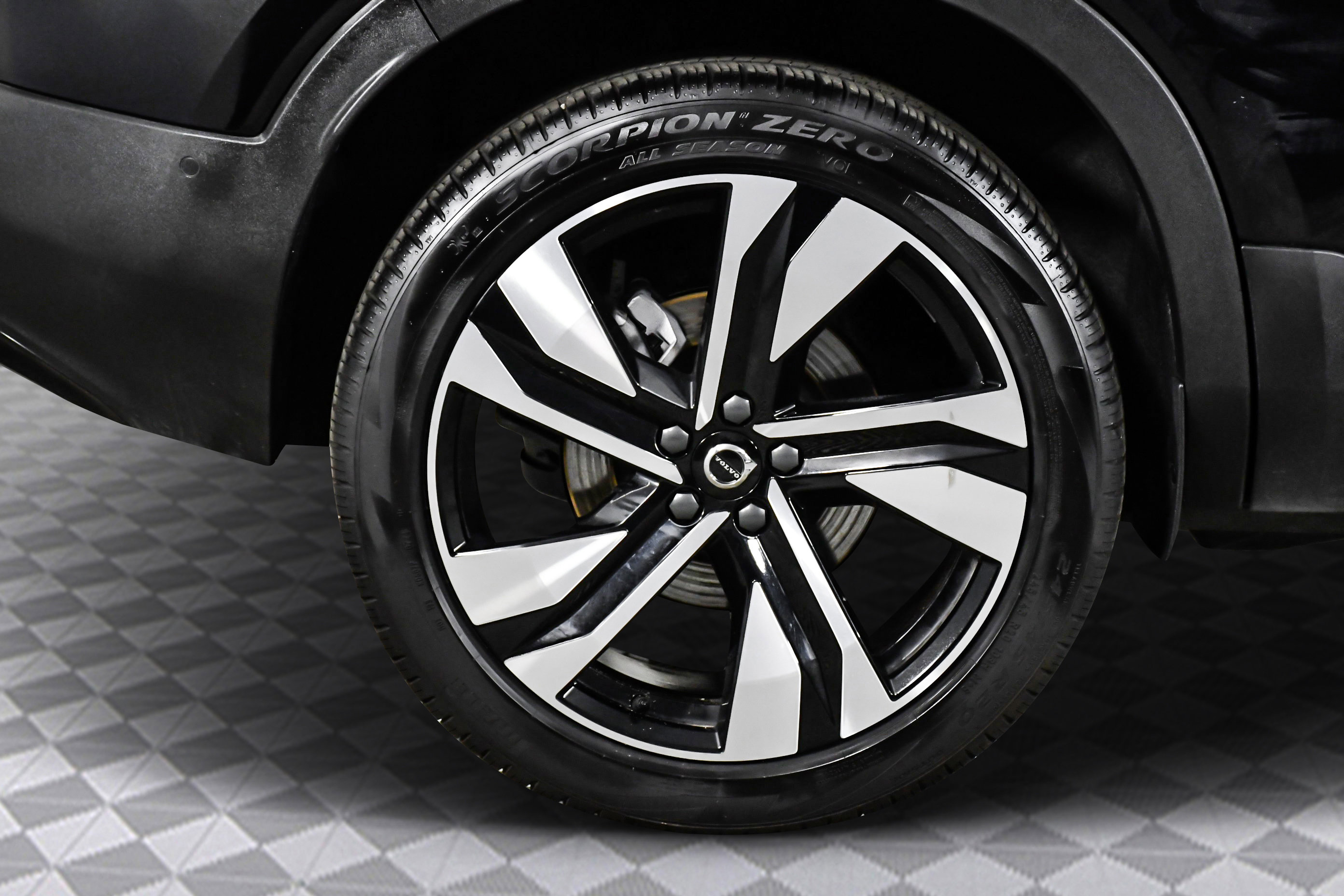 Used 2025 Volvo XC40 B5 Plus image 35