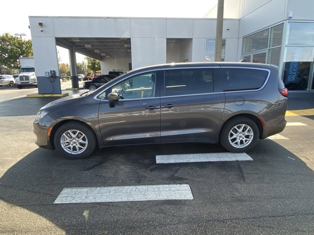 Used 2023 Chrysler Voyager LX image 5