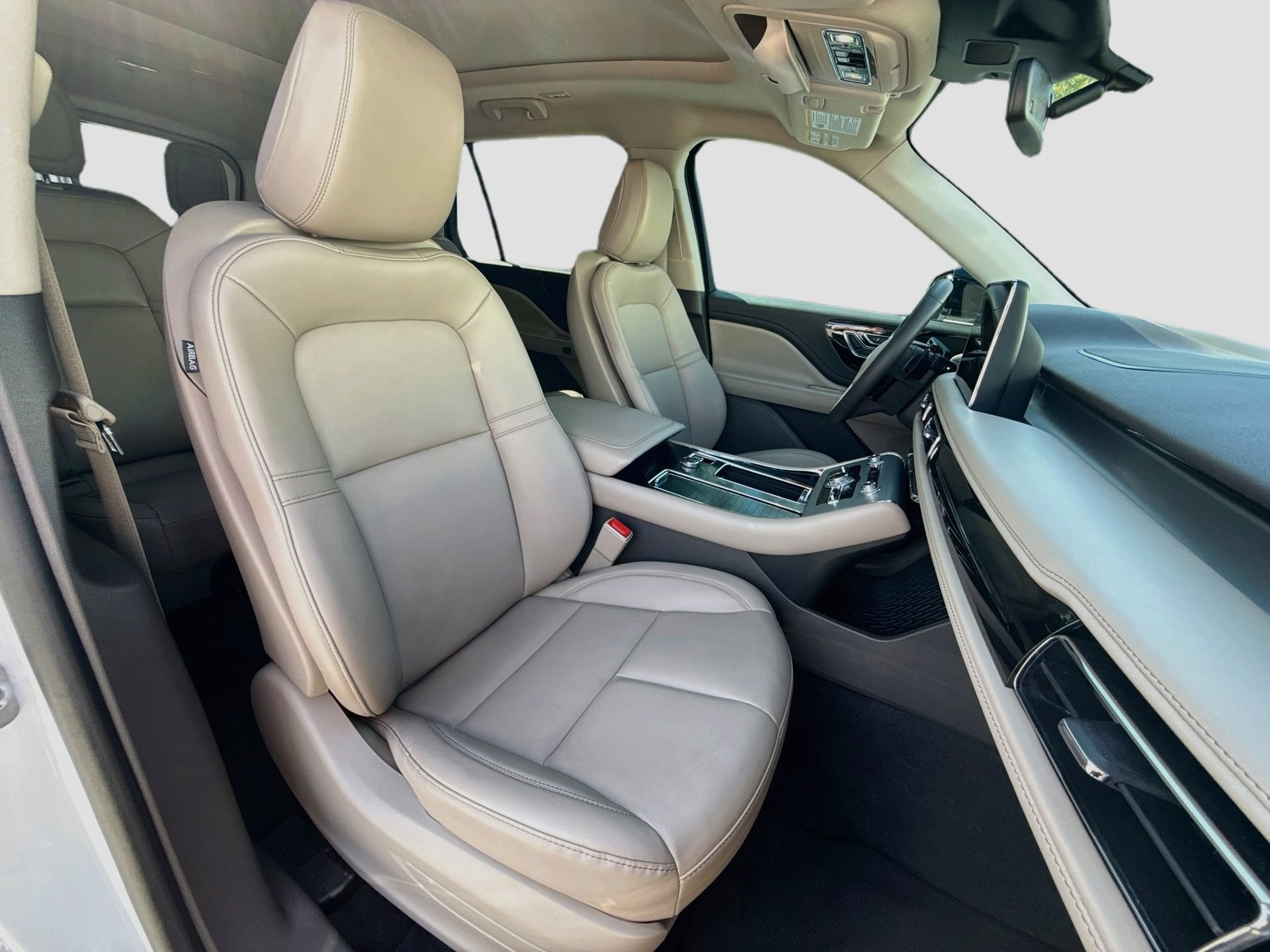 Used 2023 Lincoln Aviator 2WD w/ Premium Package image 16