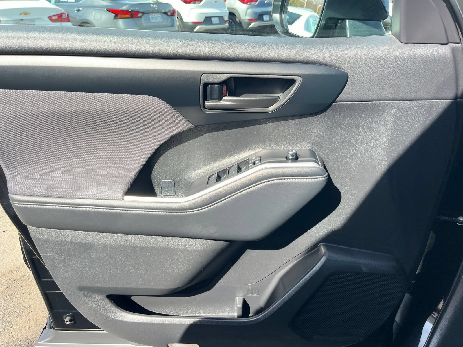 Used 2025 Toyota Highlander LE FWD image 18
