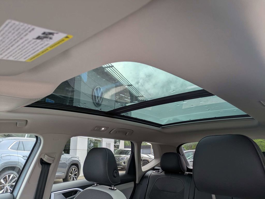Certified 2025 Volkswagen Taos SE w/ Panoramic Sunroof Package image 23