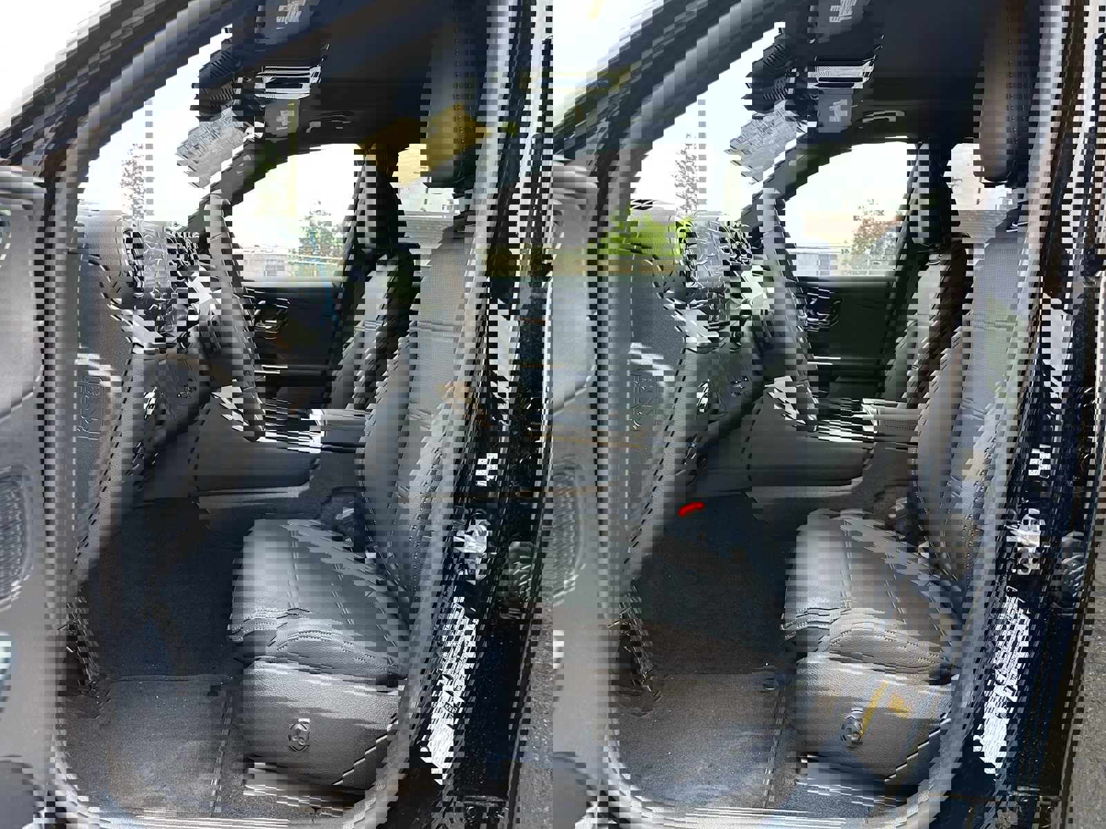 Used 2025 Mercedes-Benz GLC 300 4MATIC image 23