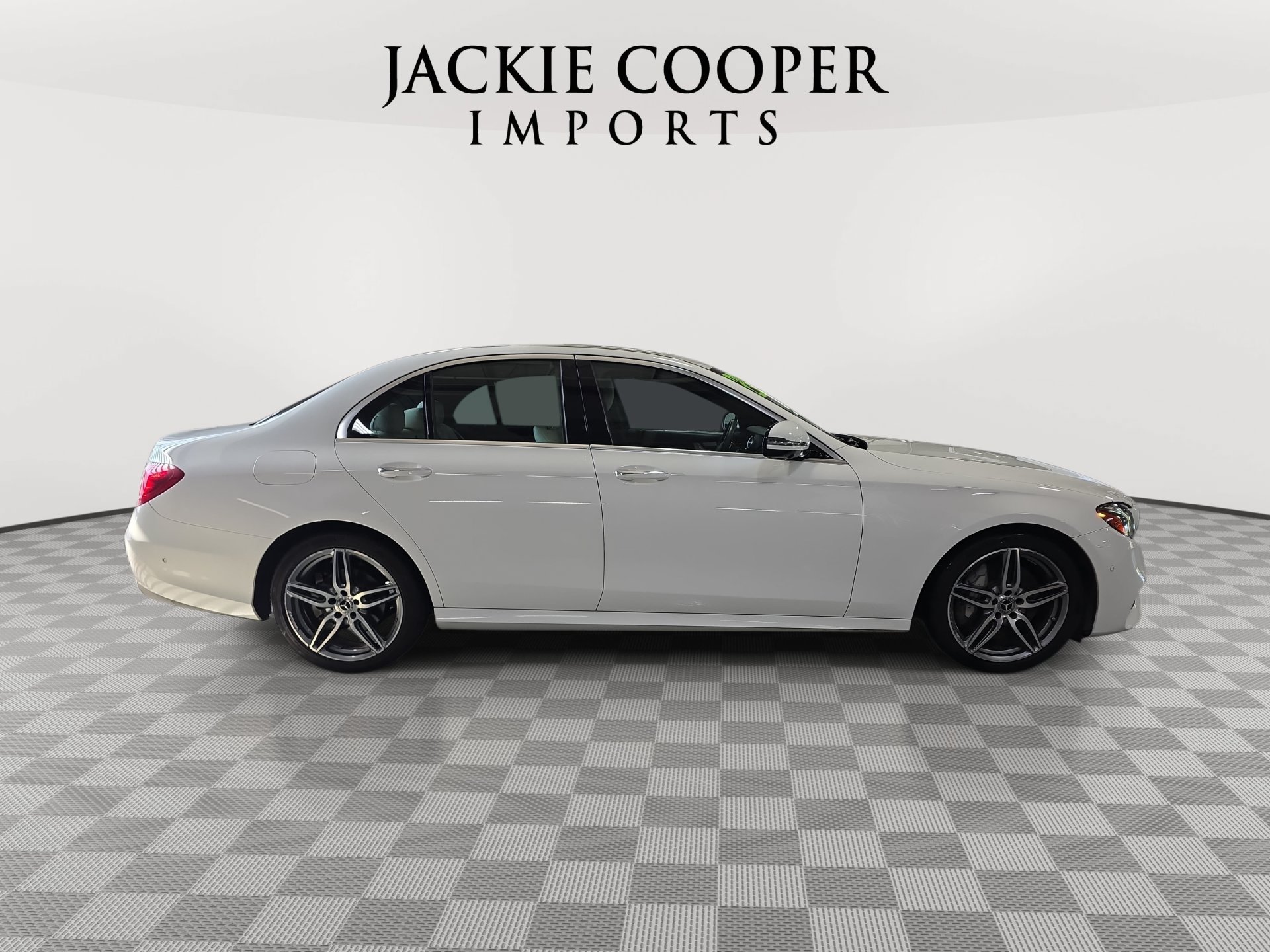 Used 2020 Mercedes-Benz E 350 4MATIC Sedan image 4