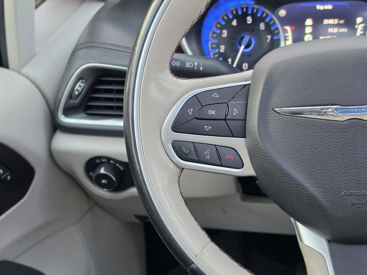 Used 2017 Chrysler Pacifica Limited w/ UConnect Theater Package FWD image 39