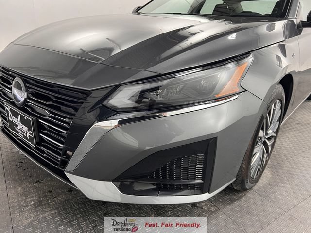 Used 2025 Nissan Altima 2.5 SV FWD image 12