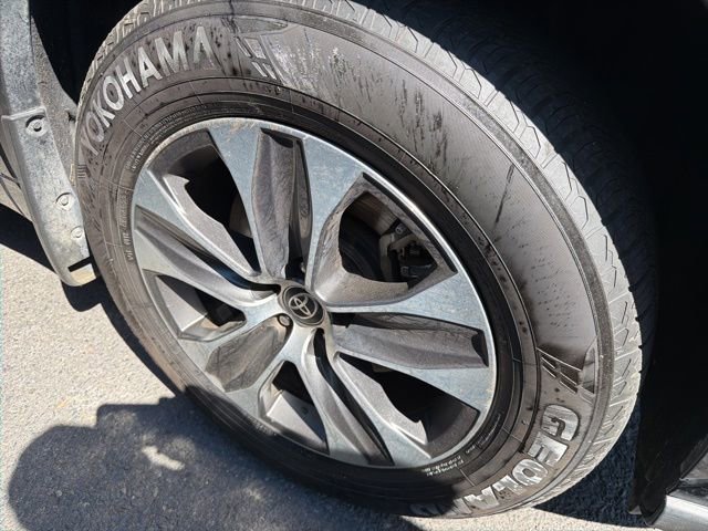 Certified 2021 Toyota Highlander XLE AWD/4WD image 2
