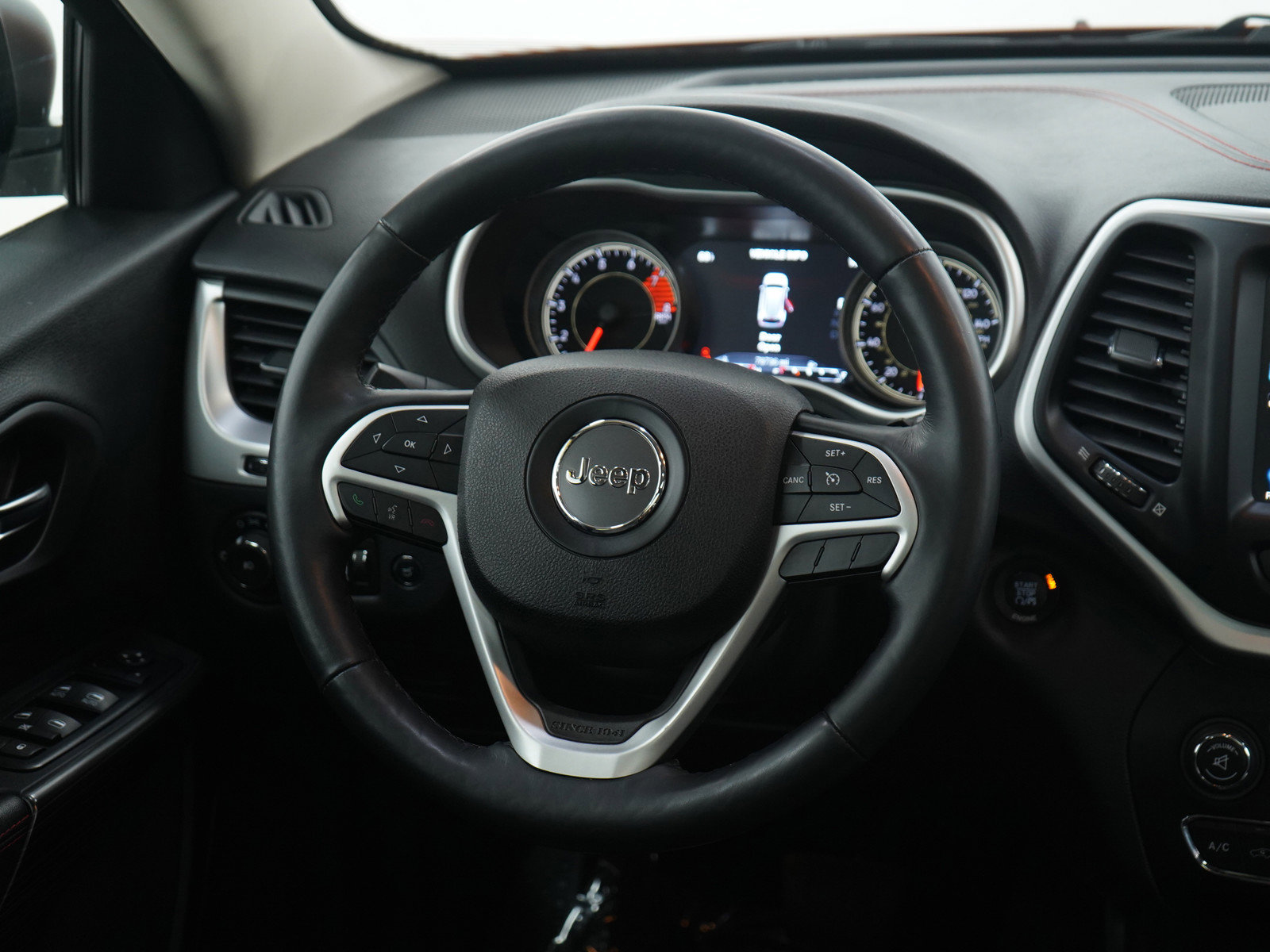 Used 2016 Jeep Cherokee Trailhawk w/ Comfort/Convenience Group image 14