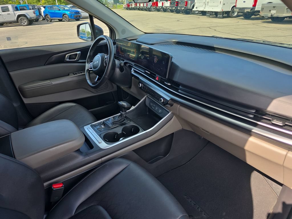 Used 2025 Kia Carnival FWD image 19