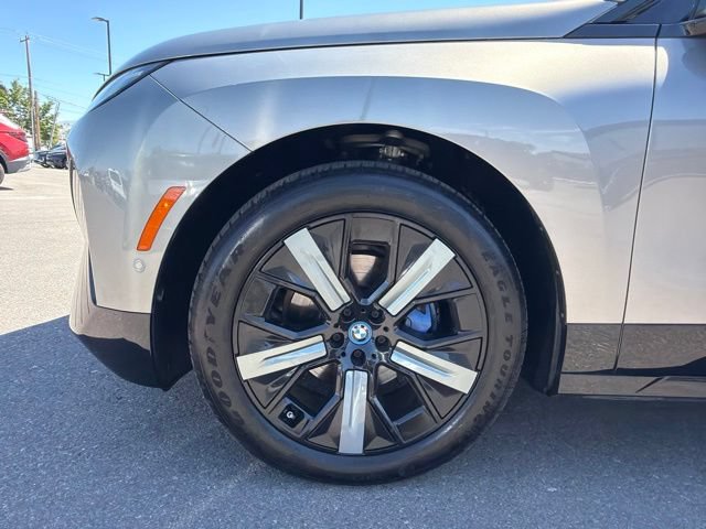 Used 2023 BMW iX xDrive50 w/ Sport Package AWD/4WD image 4