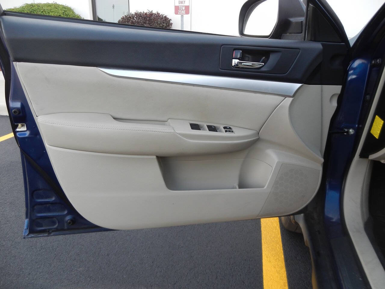 Used 2011 Subaru Outback 2.5i Premium w/ All-Weather Pkg AWD/4WD image 23