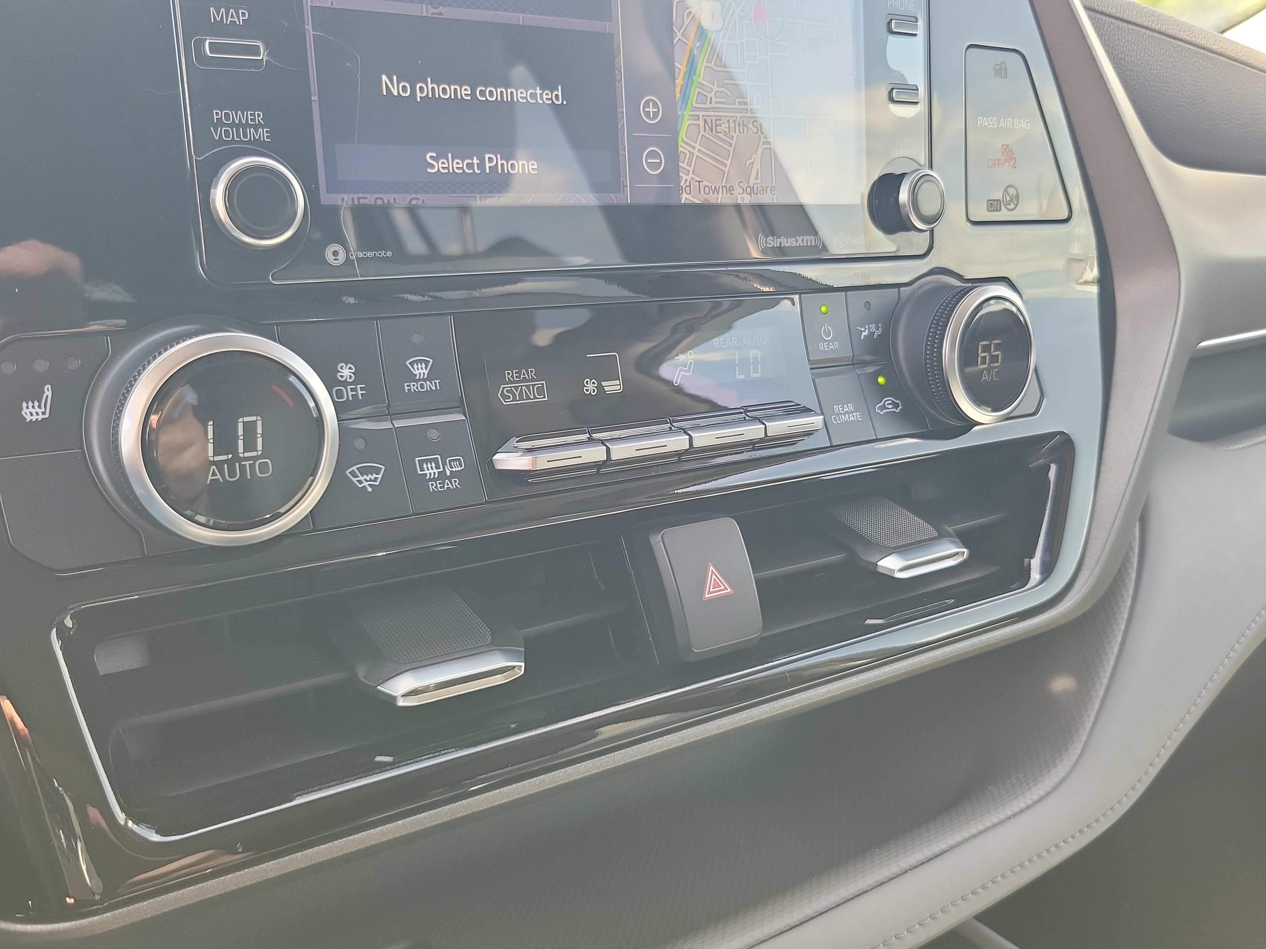 Used 2021 Toyota Highlander XLE FWD image 25
