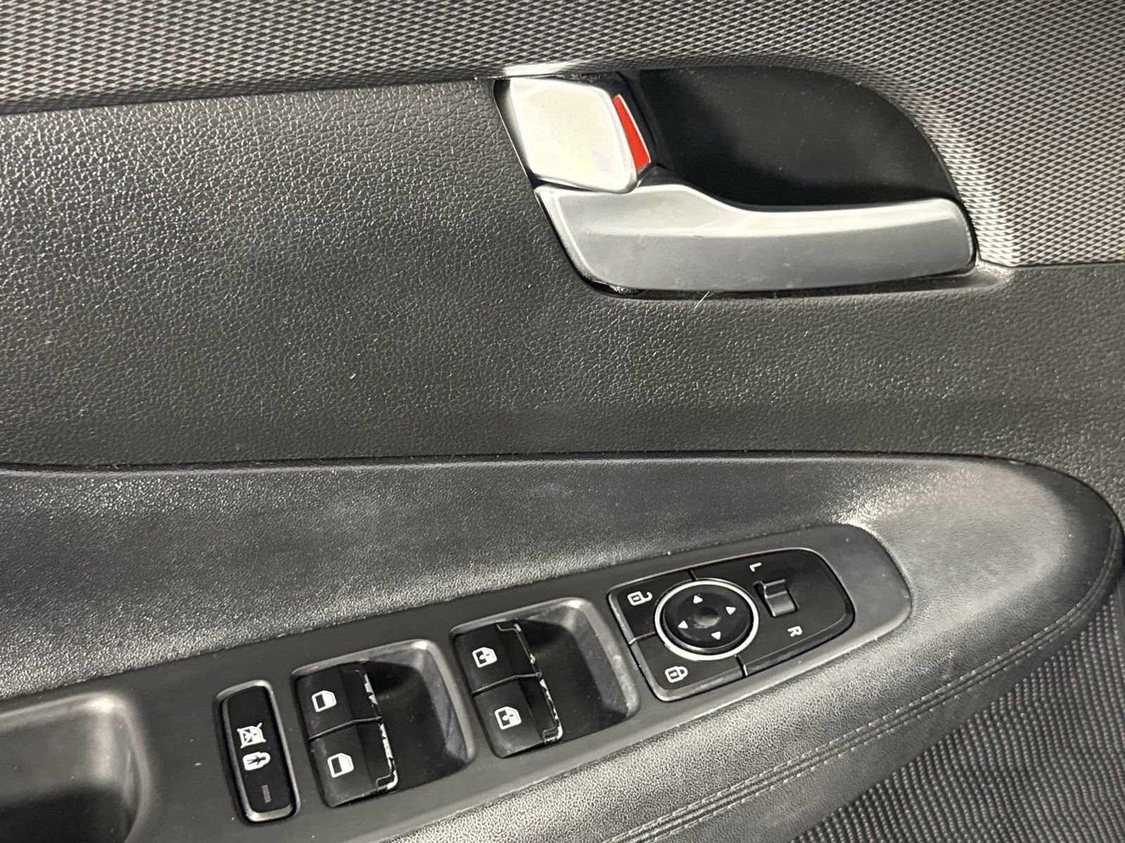 Used 2019 Hyundai Santa Fe SEL w/ Cargo Package image 17