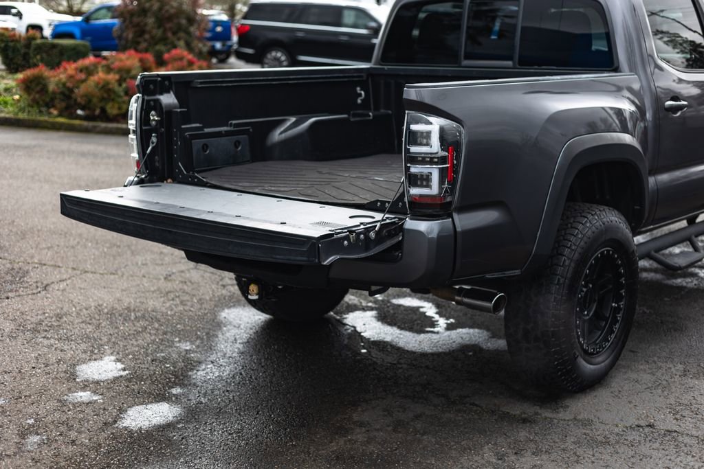 Used 2016 Toyota Tacoma TRD Sport image 11