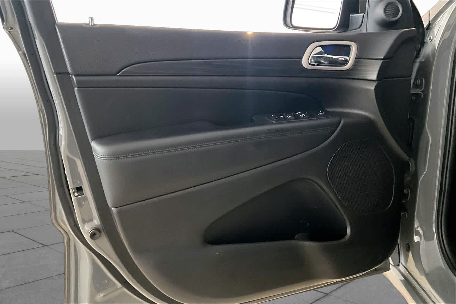 Used 2020 Jeep Grand Cherokee Altitude RWD image 20