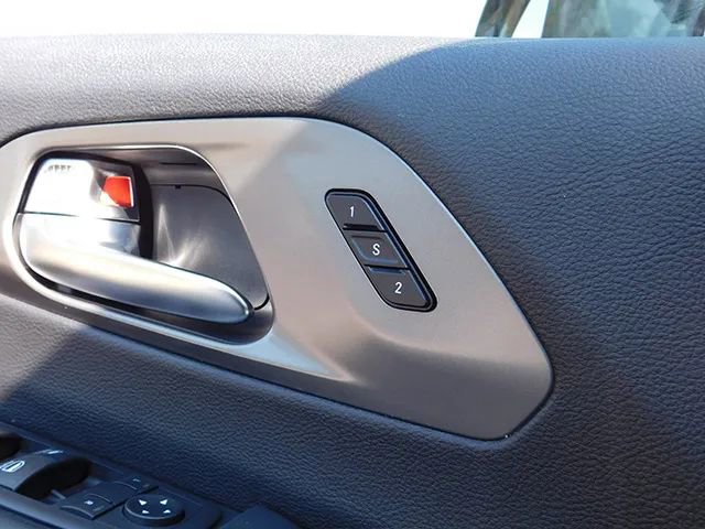 Used 2025 Chrysler Pacifica Select FWD image 24