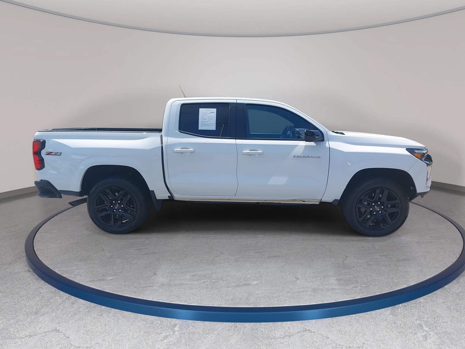 Used 2025 Chevrolet Colorado Z71 w/ Technology Package AWD/4WD image 4