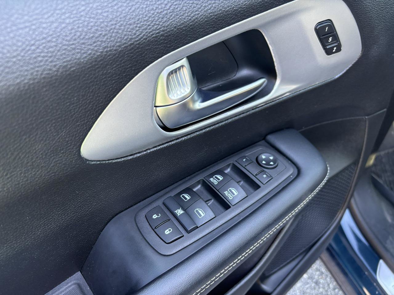 Used 2023 Chrysler Pacifica Touring-L w/ S Appearance Package FWD image 11