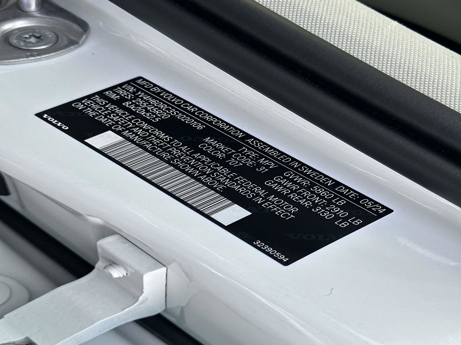 Certified 2025 Volvo XC60 T8 Plus w/ Protection Package Premier image 29