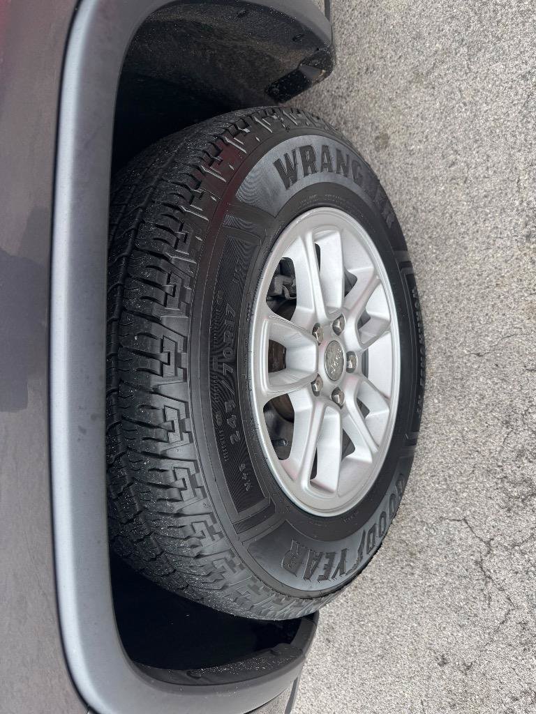 Used 2019 Jeep Grand Cherokee Laredo AWD/4WD image 10