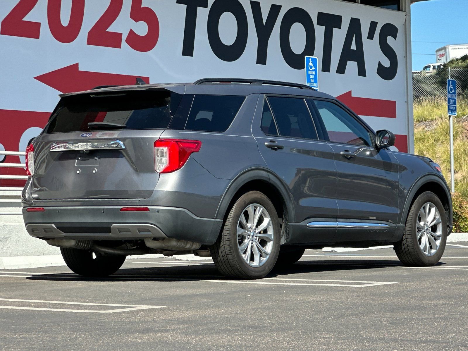 Used 2022 Ford Explorer XLT w/ Equipment Group 202A image 5