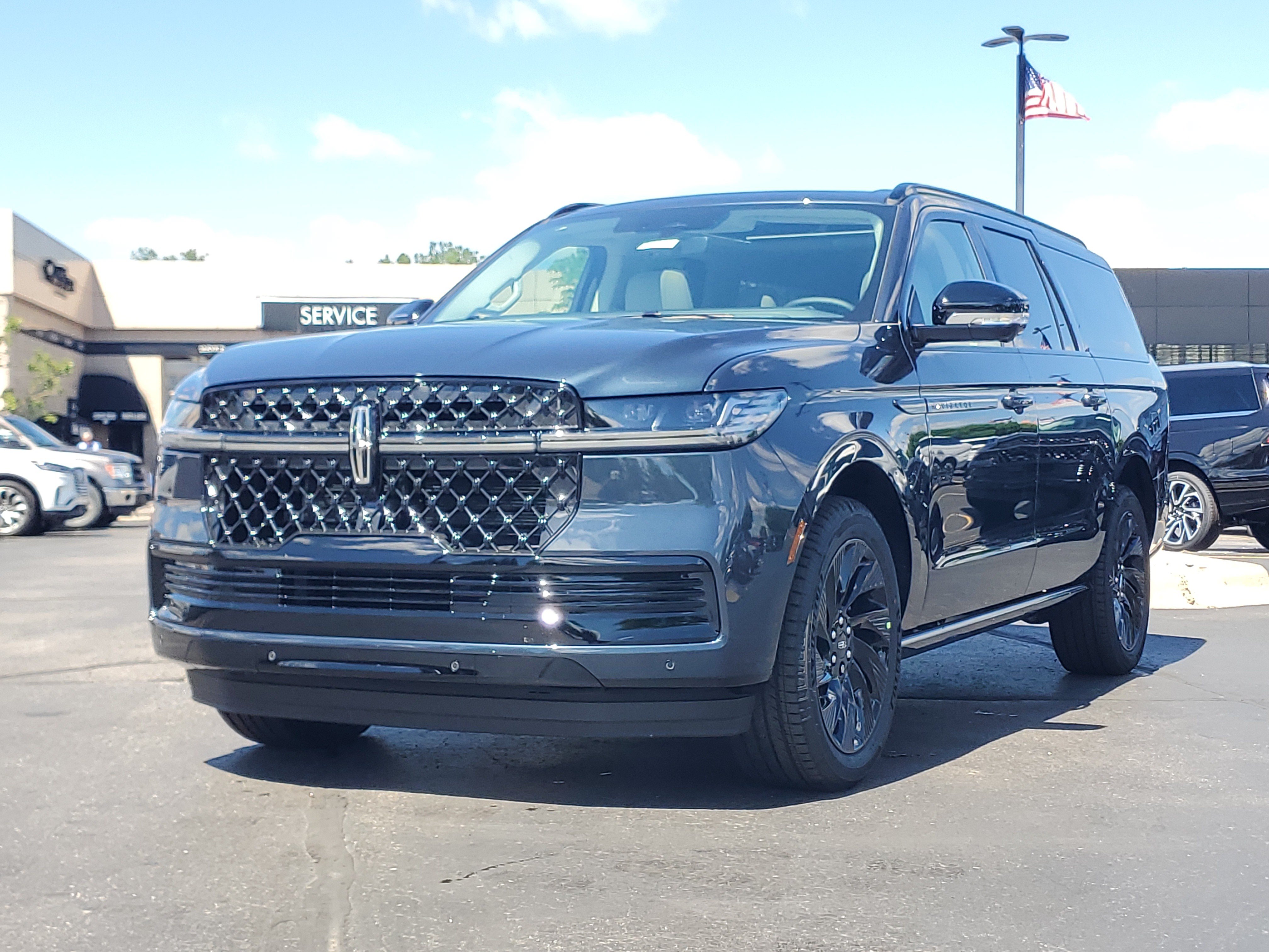 New 2026 Lincoln Navigator L Reserve w/ Jet Appearance Package AWD/4WD image 2
