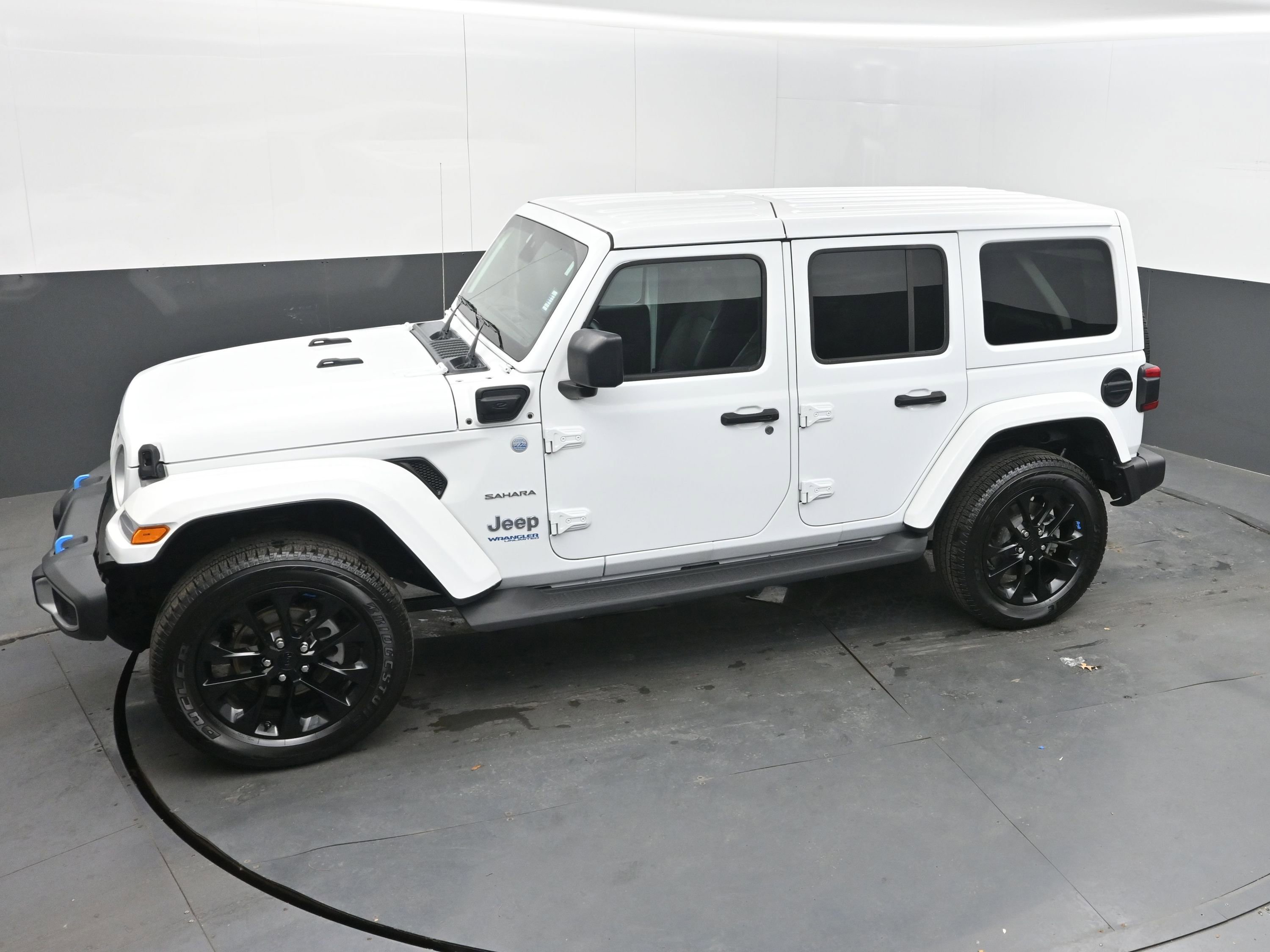 Used 2022 Jeep Wrangler Unlimited Sahara w/ Cold Weather Group AWD/4WD image 36