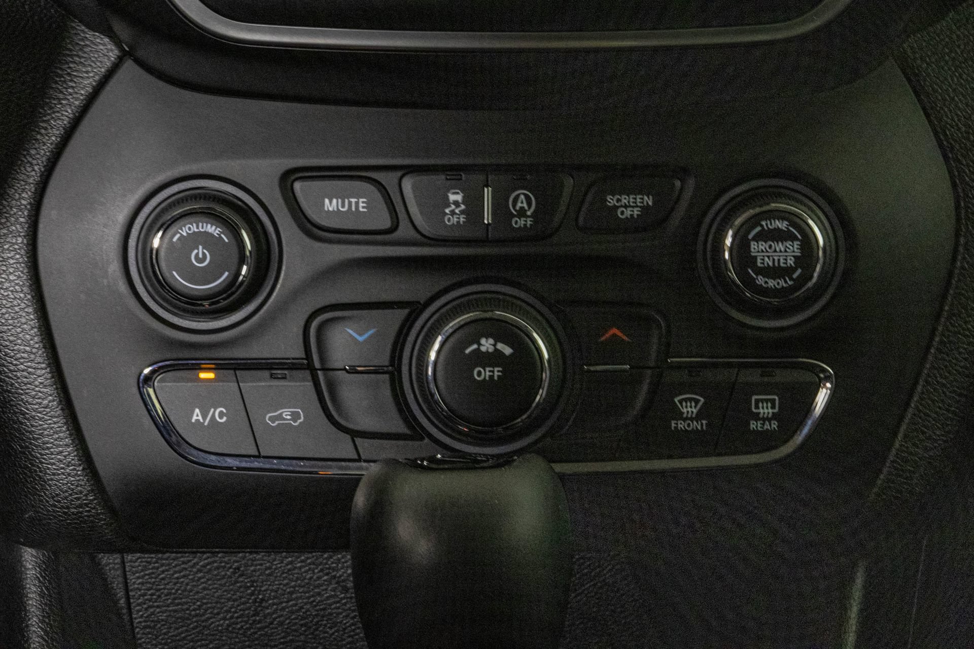 Used 2021 Jeep Cherokee Latitude Plus AWD/4WD image 26