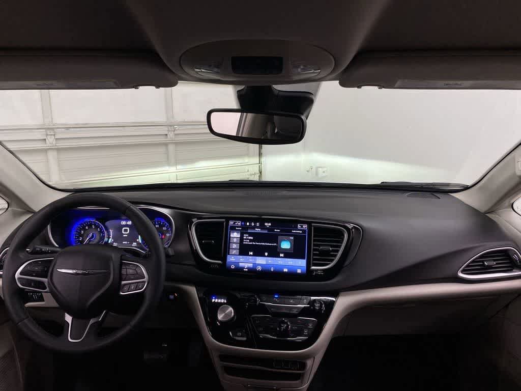 Used 2024 Chrysler Pacifica Touring-L image 13