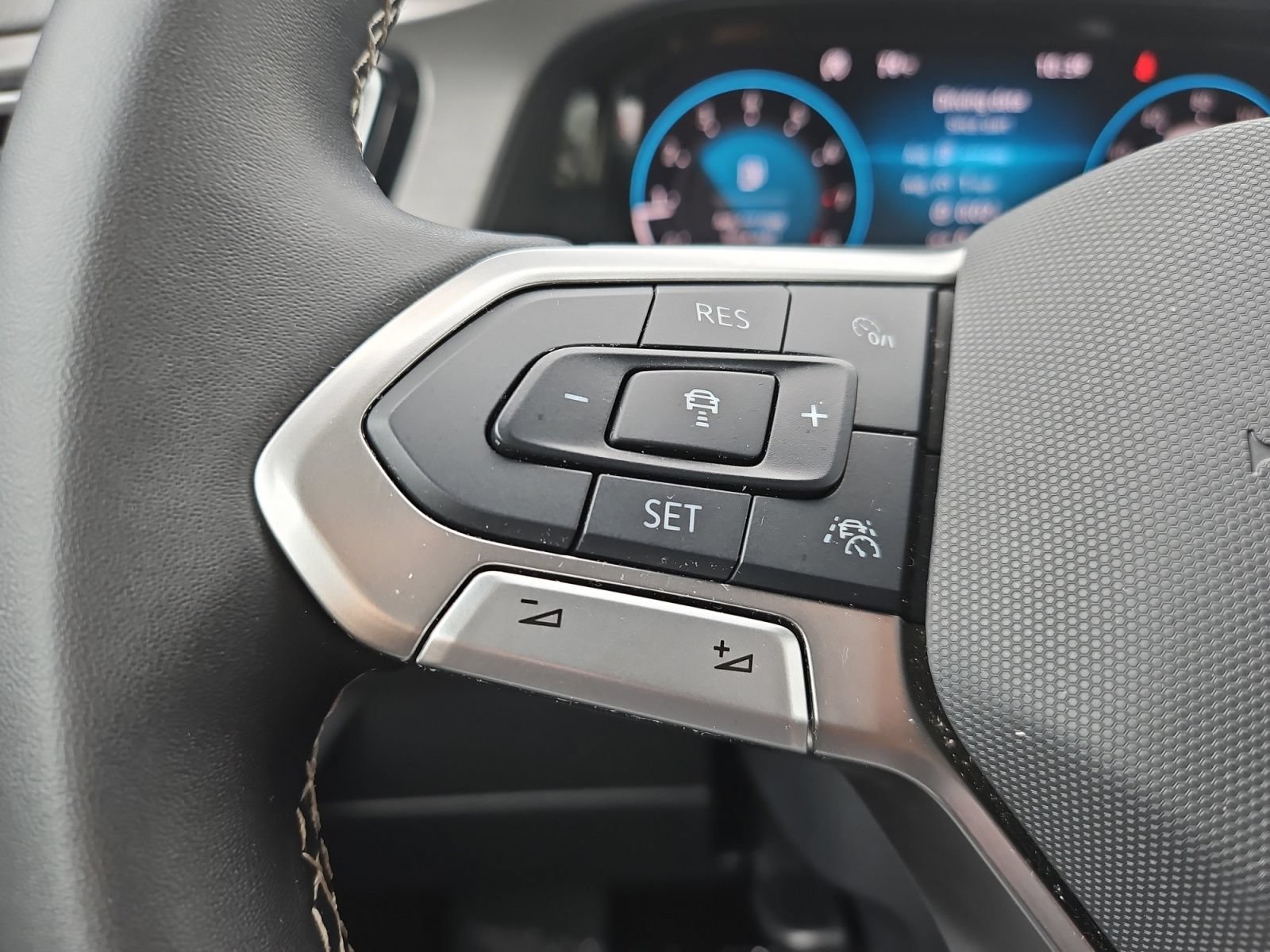 Used 2025 Volkswagen Atlas Cross Sport SE FWD image 28