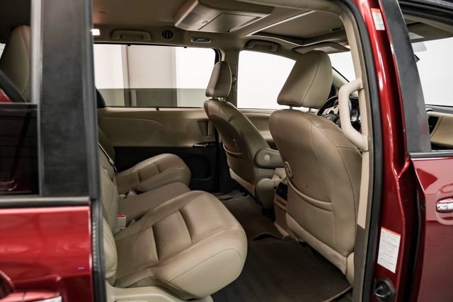 Used 2019 Toyota Sienna XLE Premium FWD image 30