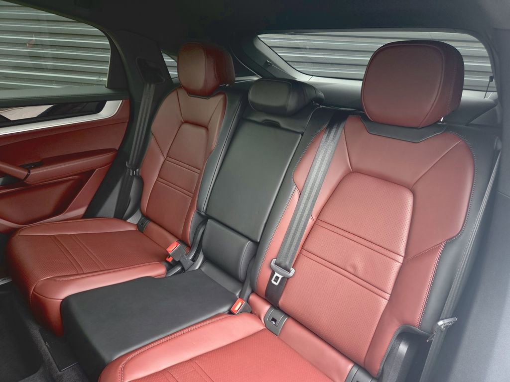 Certified 2025 Porsche Cayenne Coupe image 16