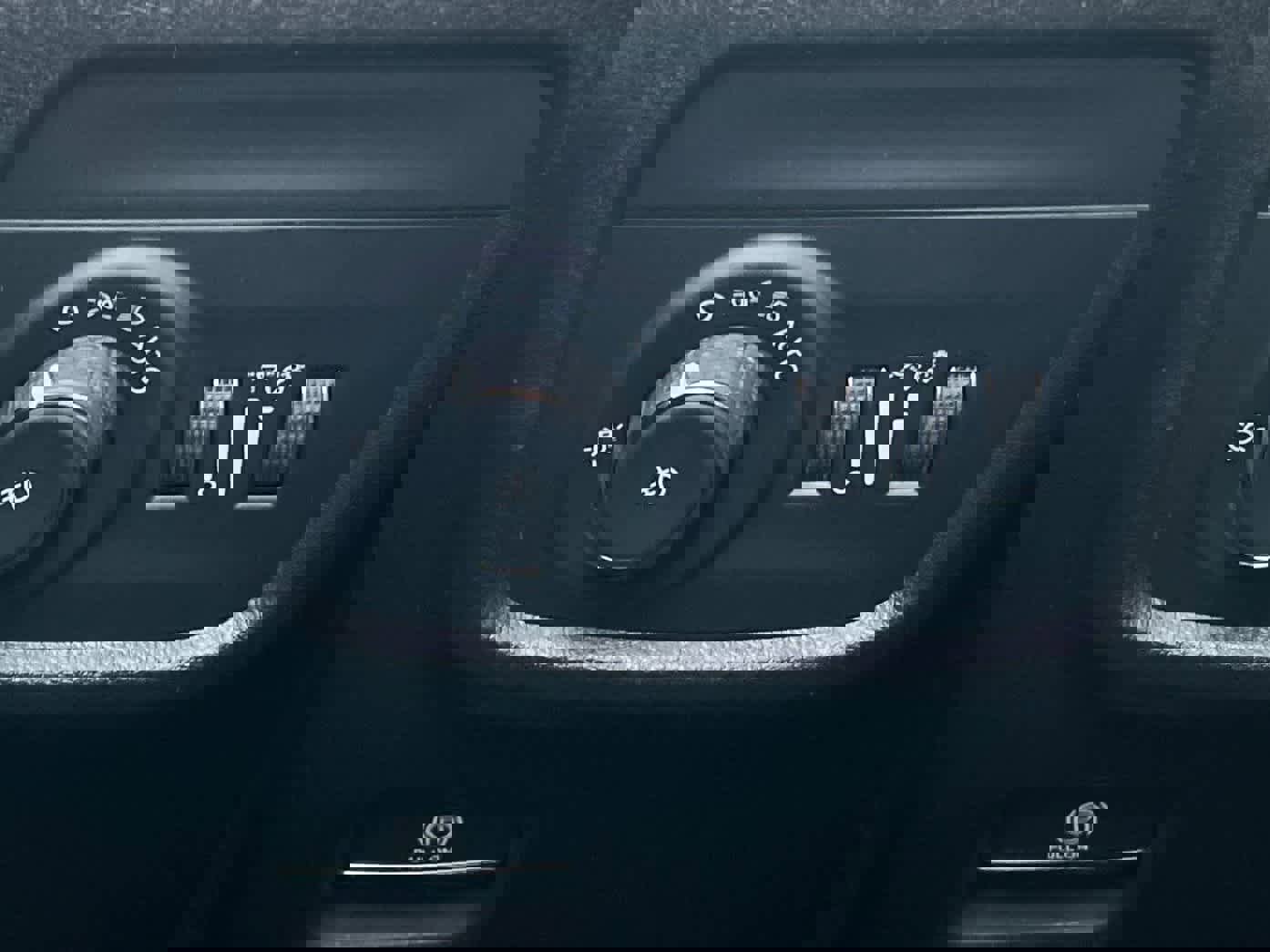 Used 2024 Jeep Grand Cherokee Overland w/ Trailer Tow Package image 34