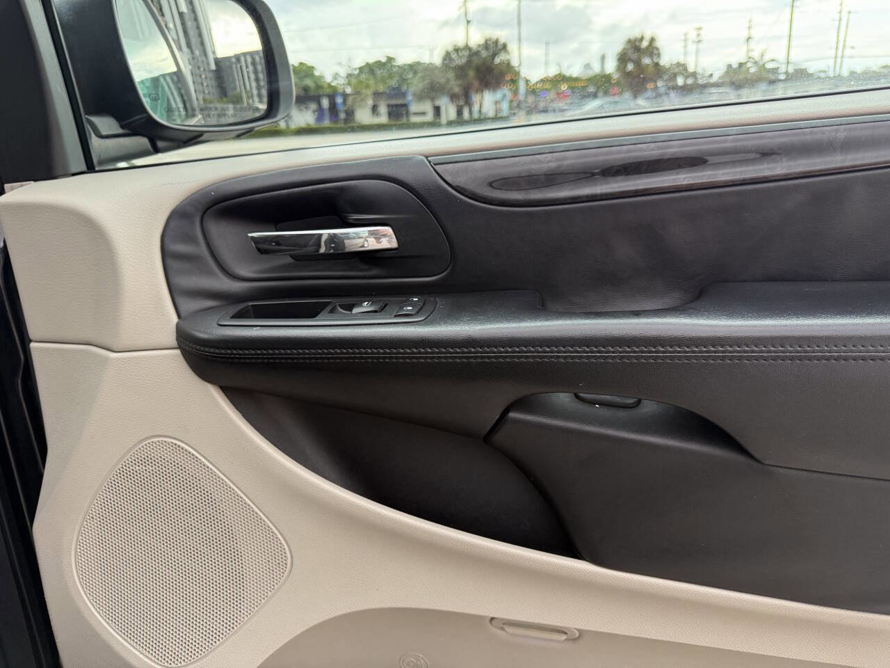 Used 2013 Dodge Grand Caravan SE image 26