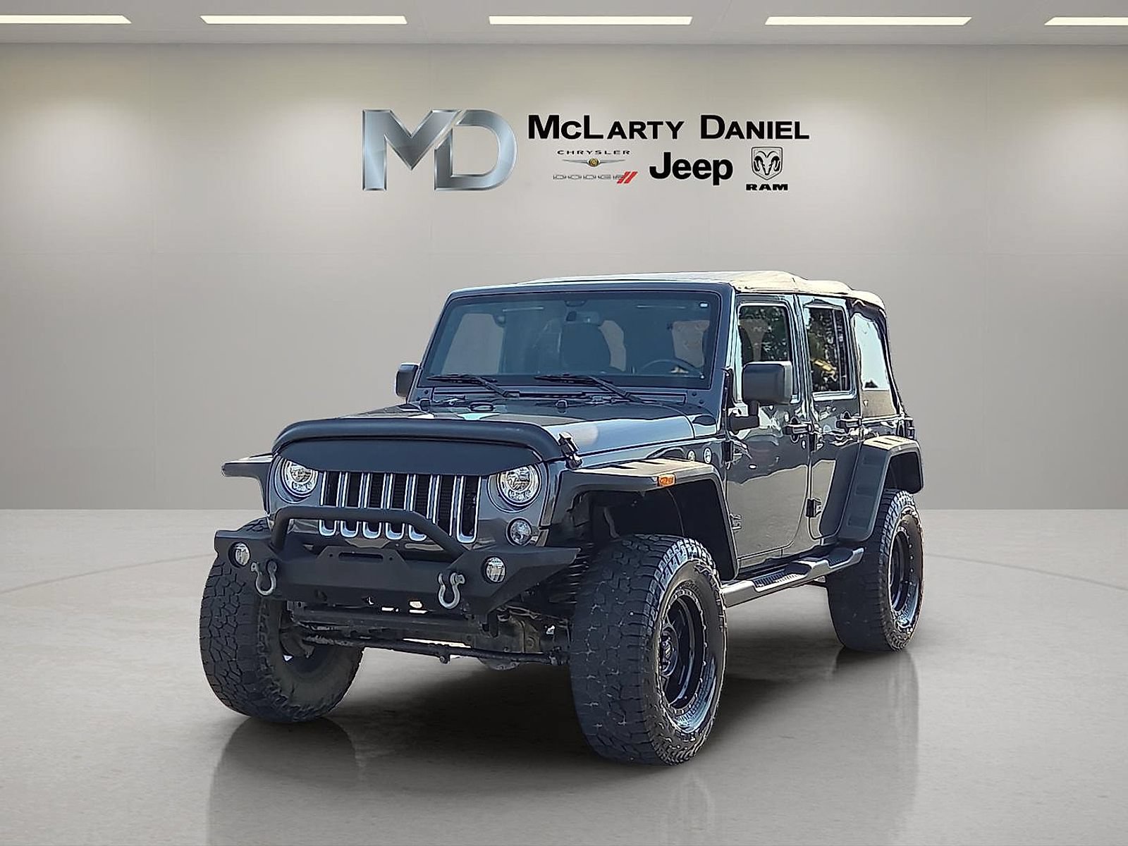 Used 2017 Jeep Wrangler Unlimited Sahara w/ Connectivity Group AWD/4WD image 2