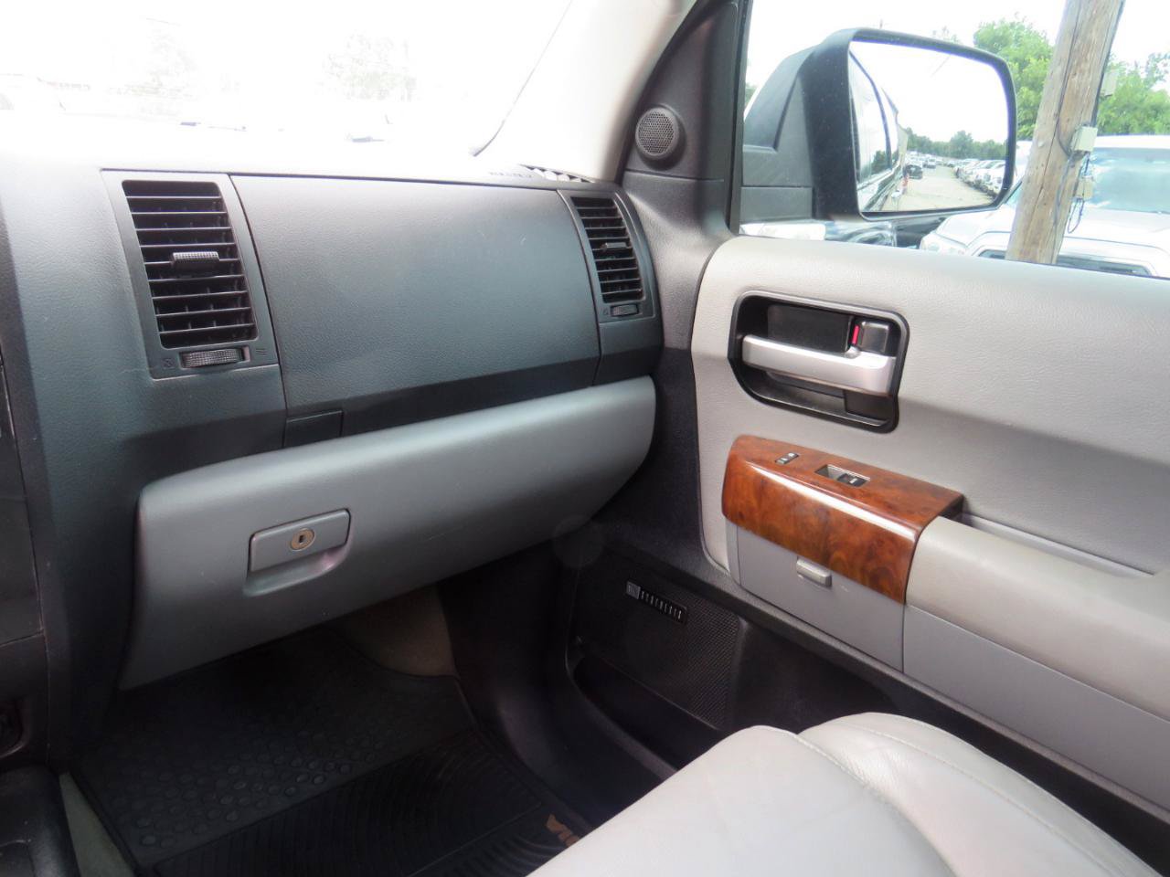 Used 2008 Toyota Sequoia Limited RWD image 16