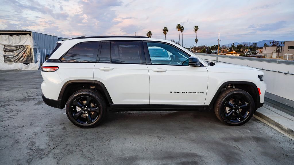 New 2025 Jeep Grand Cherokee Limited w/ Black Appearance Package image 13