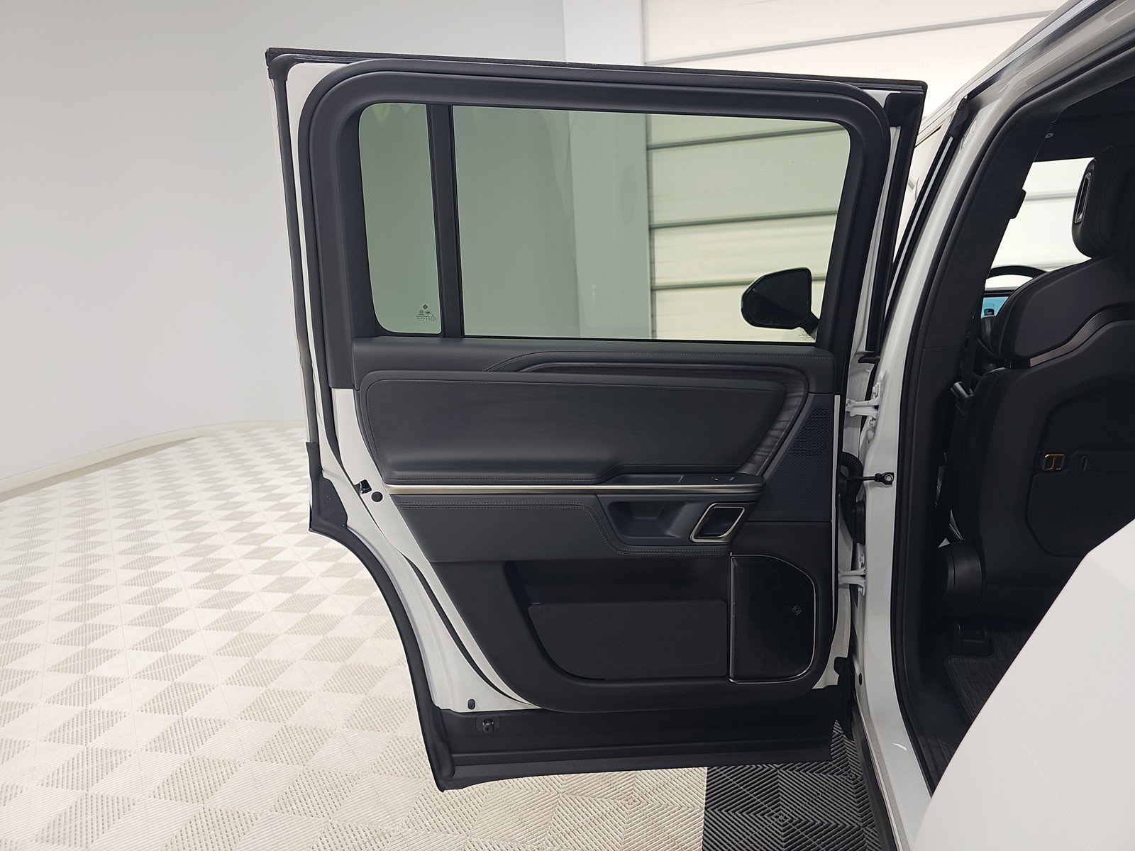 Used 2024 Rivian R1S Adventure AWD/4WD image 17