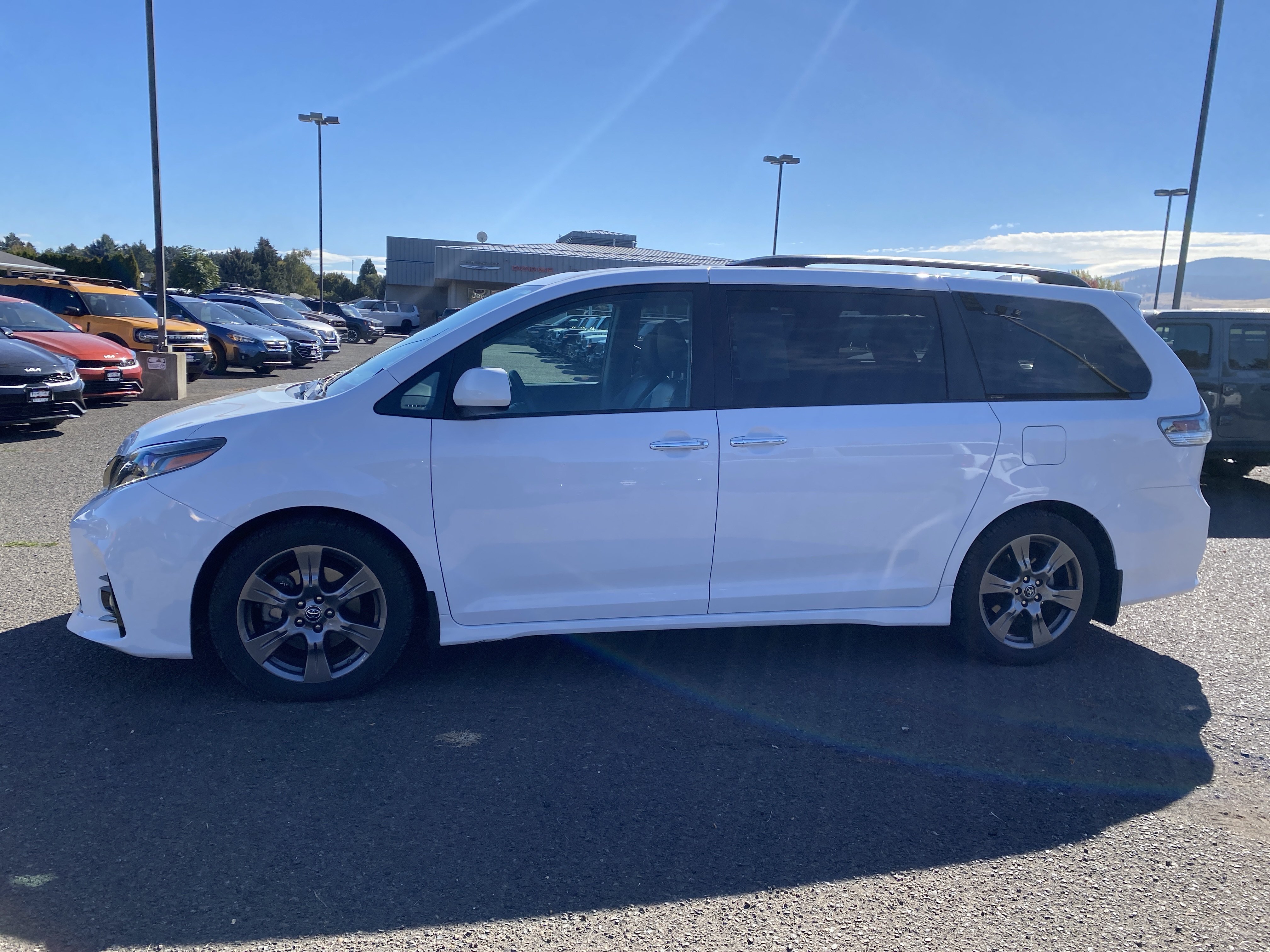 Used 2018 Toyota Sienna SE FWD image 6