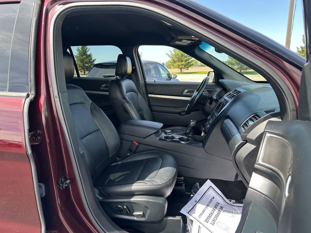 Used 2018 Ford Explorer XLT w/ Equipment Group 202A AWD/4WD image 28
