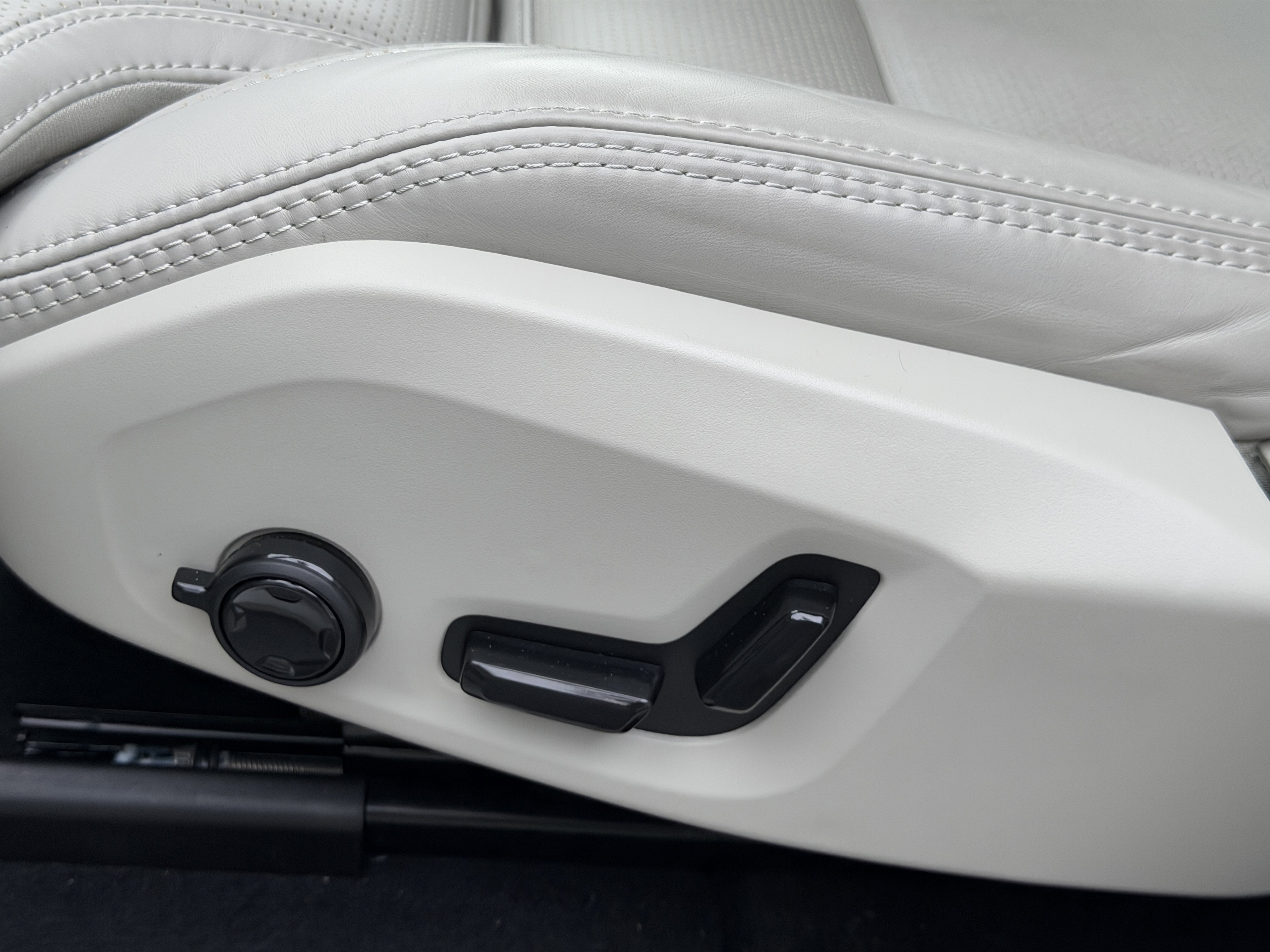 Certified 2025 Volvo XC60 T8 Ultra w/ Protection Package image 20