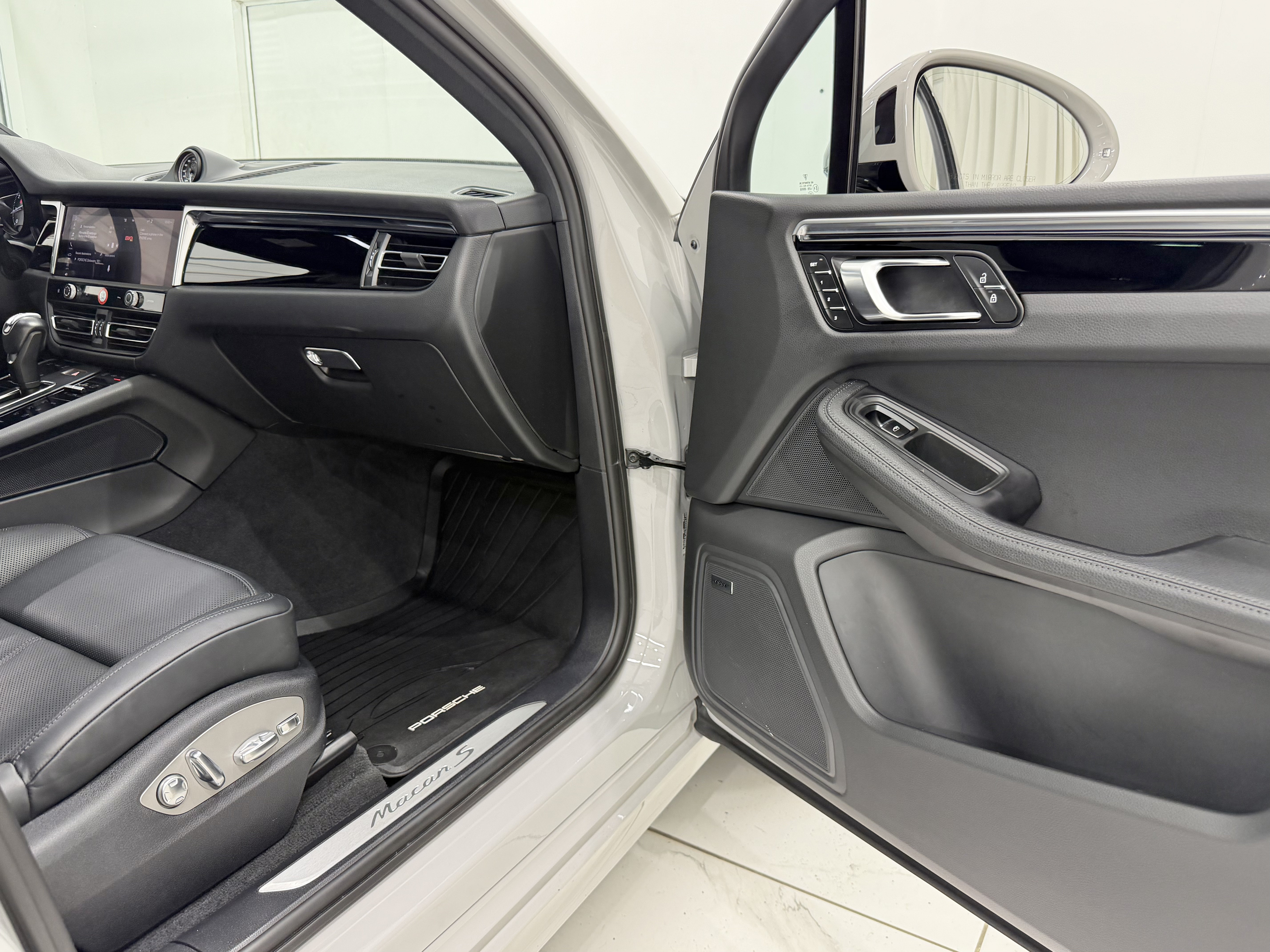 Certified 2023 Porsche Macan S AWD/4WD image 22